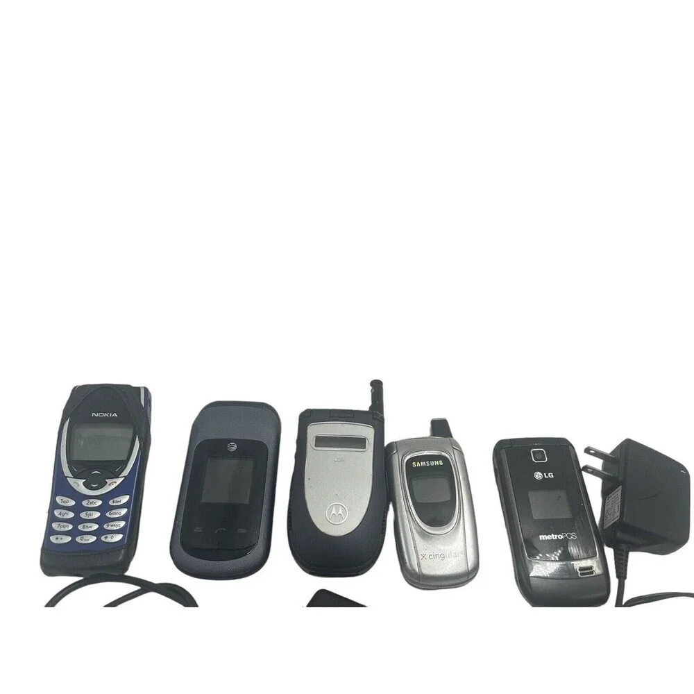 Lot 5 Vintage Cell Phone Flip Phones from Various Brands FOR PARTS, AS IS.